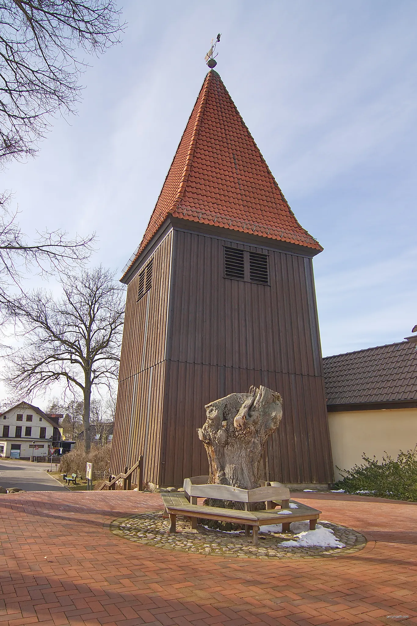 Die heutige „Johanniskirche“ wurde 1713 erstellt. Der 1978 abgebrannte seperate Holzturm wurde 1979 wieder errichtet. | Autor: Losch | Licencja: CC BY-SA 3.0 | Źródło: Wikimedia Commons