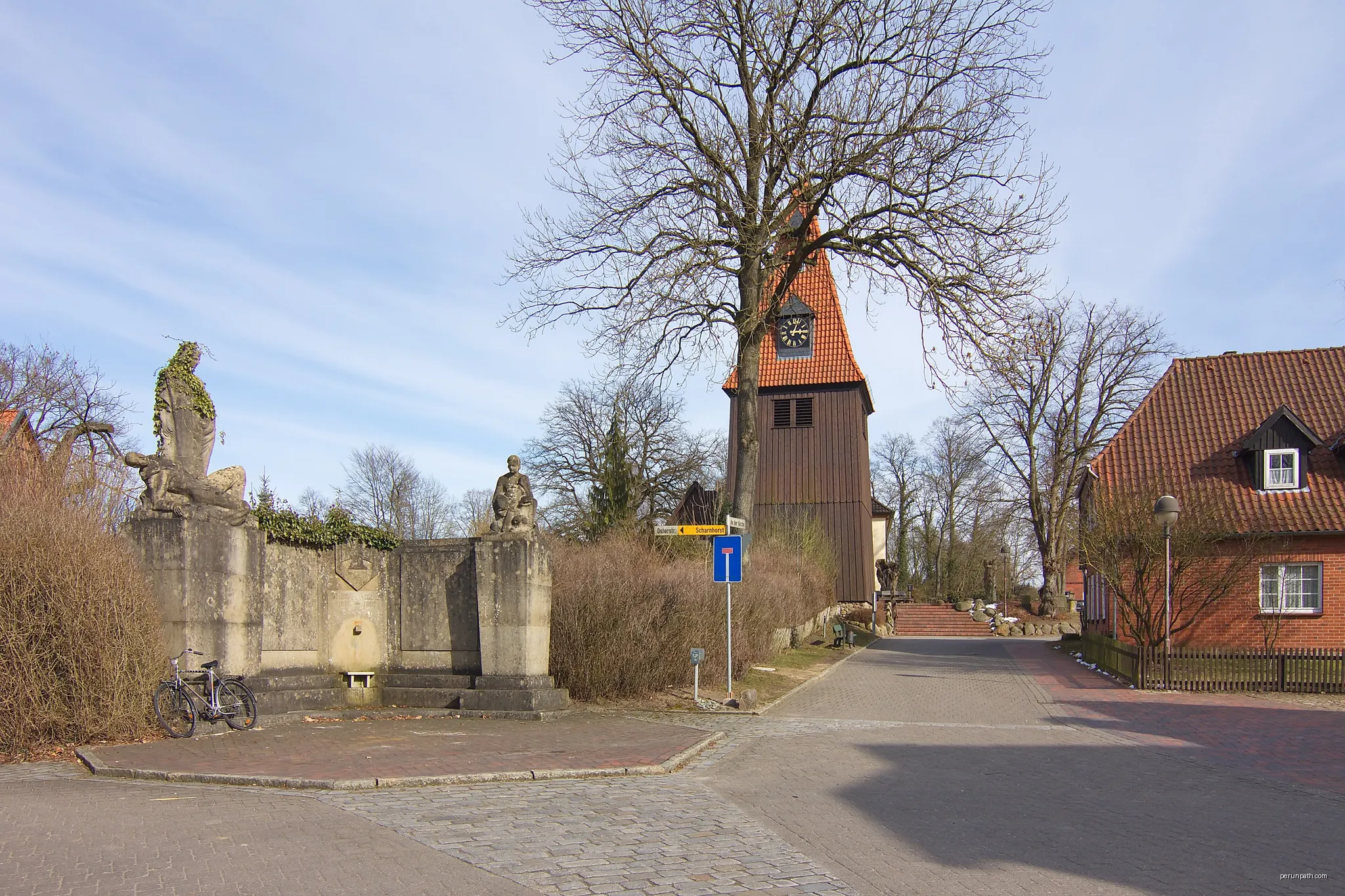 Die heutige „Johanniskirche“ wurde 1713 erstellt. Der 1978 abgebrannte seperate Holzturm wurde 1979 wieder errichtet. | Autor: Losch | Licencja: CC BY-SA 3.0 | Źródło: Wikimedia Commons