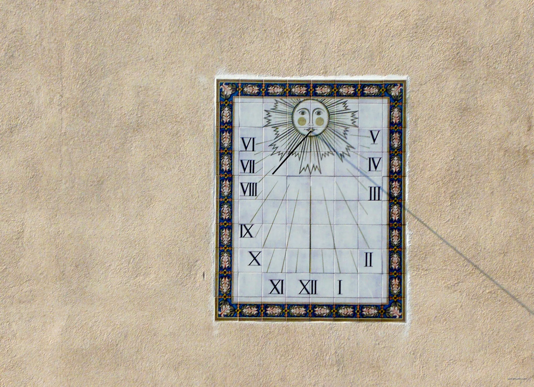 Sundial on the wall of a house in Tosca de Mar, Spain | Autor: Egregiu | Licencja: CC BY-SA 4.0 | Źródło: Wikimedia Commons