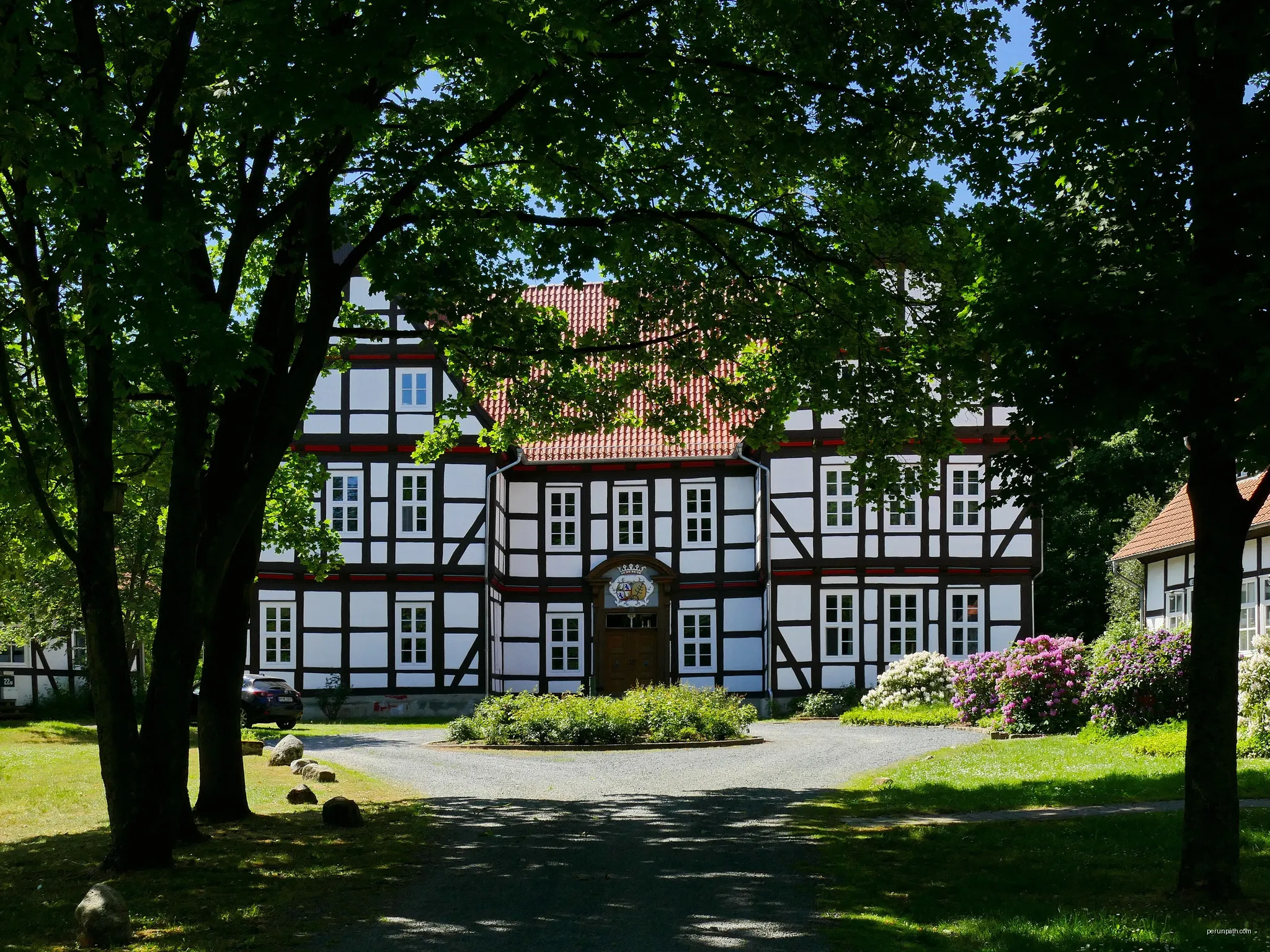 Das Herrenhaus des Junkernhofs in Uetze steht unter Denkmalschutz. Es wurde 1635 erbaut und 1998 bis 2000 restauriert. | Autor: Puusterke | Licencja: CC BY-SA 4.0 | Źródło: Wikimedia Commons