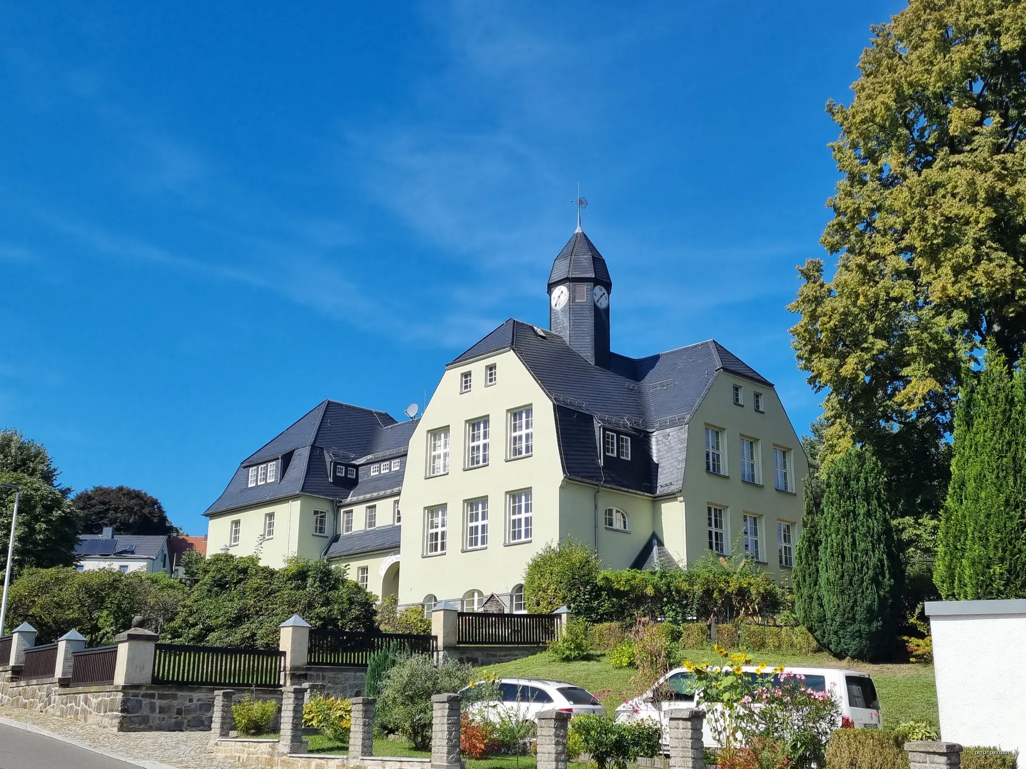ehemalige Schule | Autor: Lorisobi | Licencja: CC0 | Źródło: Wikimedia Commons