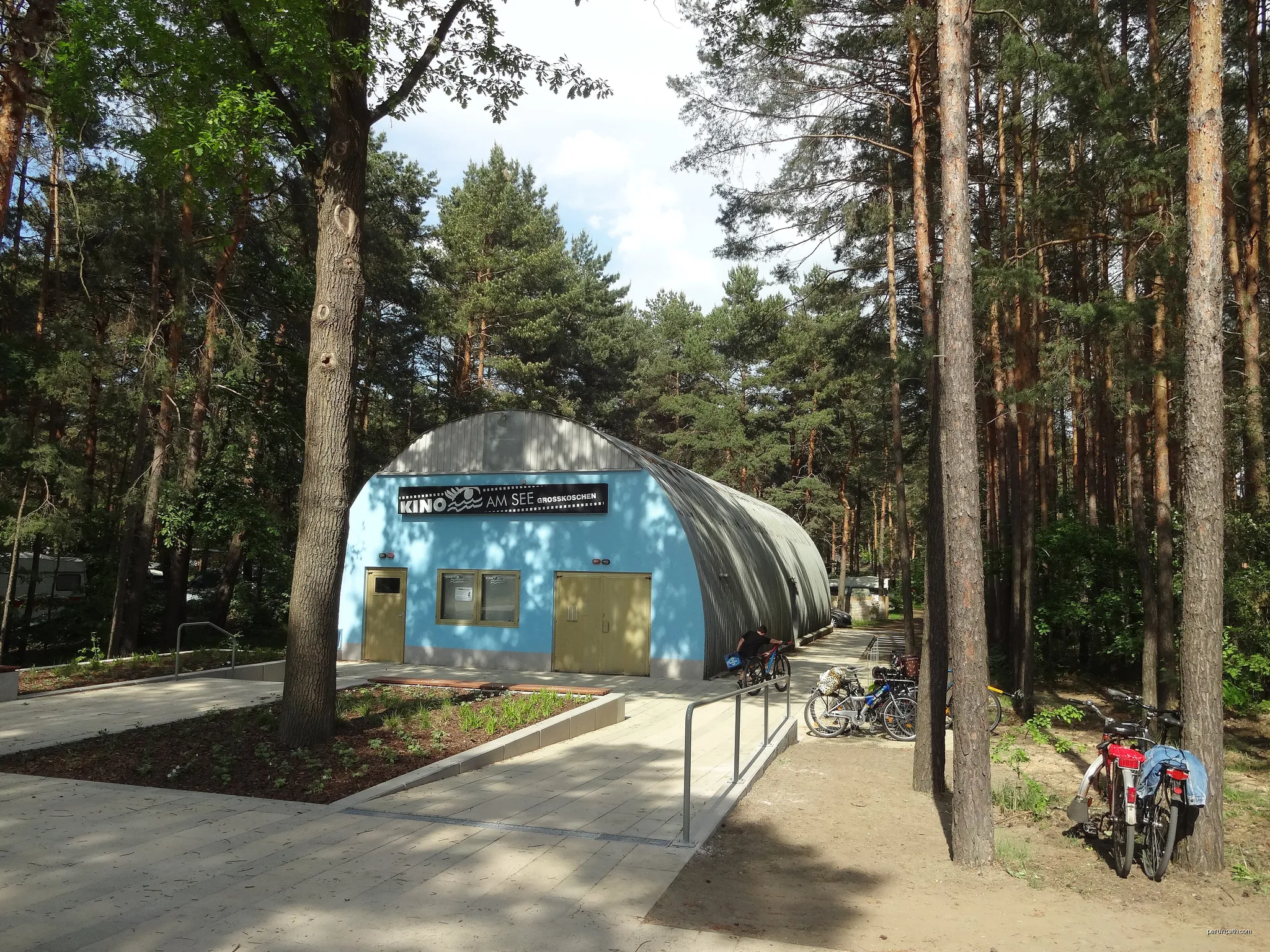 Kino am See im Ferienpark Großkoschen | Autor: Z thomas | Licencja: CC BY-SA 4.0 | Źródło: Wikimedia Commons