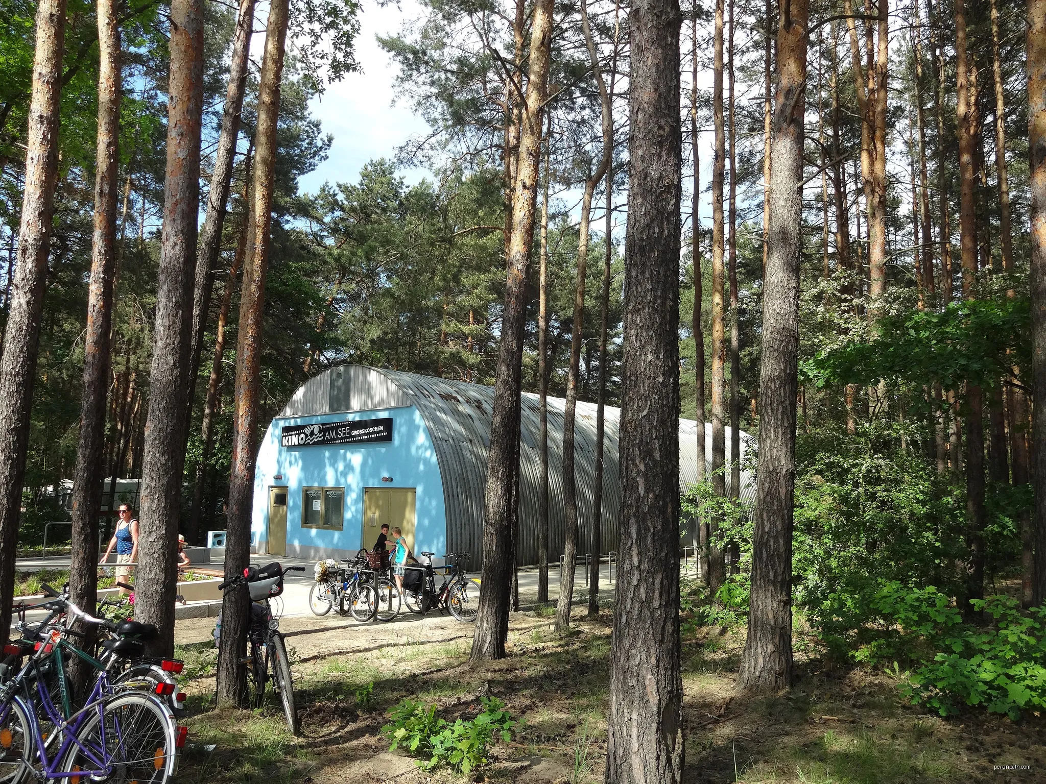 Kino am See im Ferienpark Großkoschen | Autor: Z thomas | Licencja: CC BY-SA 4.0 | Źródło: Wikimedia Commons