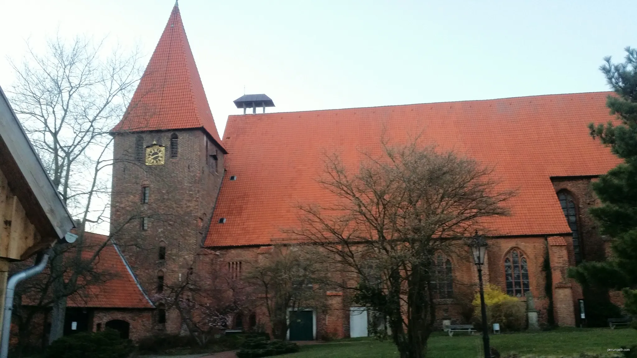 Kirche | Autor: Shelka belka &amp; dianka bianka | Licencja: CC BY-SA 3.0 | Źródło: Wikimedia Commons