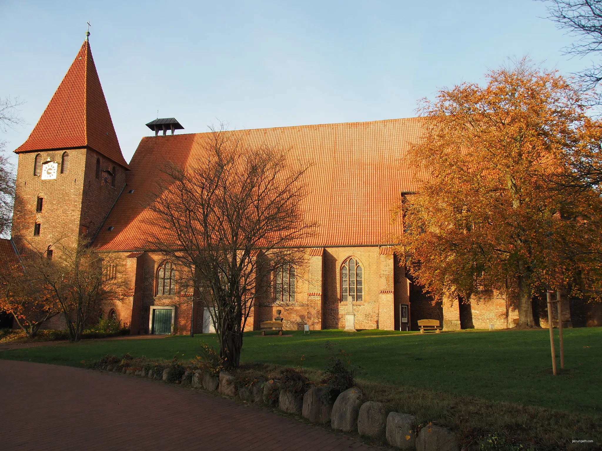 Die Klosterkirche in Ebstorf | Autor: Photographer and uploader was Hajotthu at de.wikipedia | Licencja: CC BY-SA 3.0 | Źródło: Wikimedia Commons