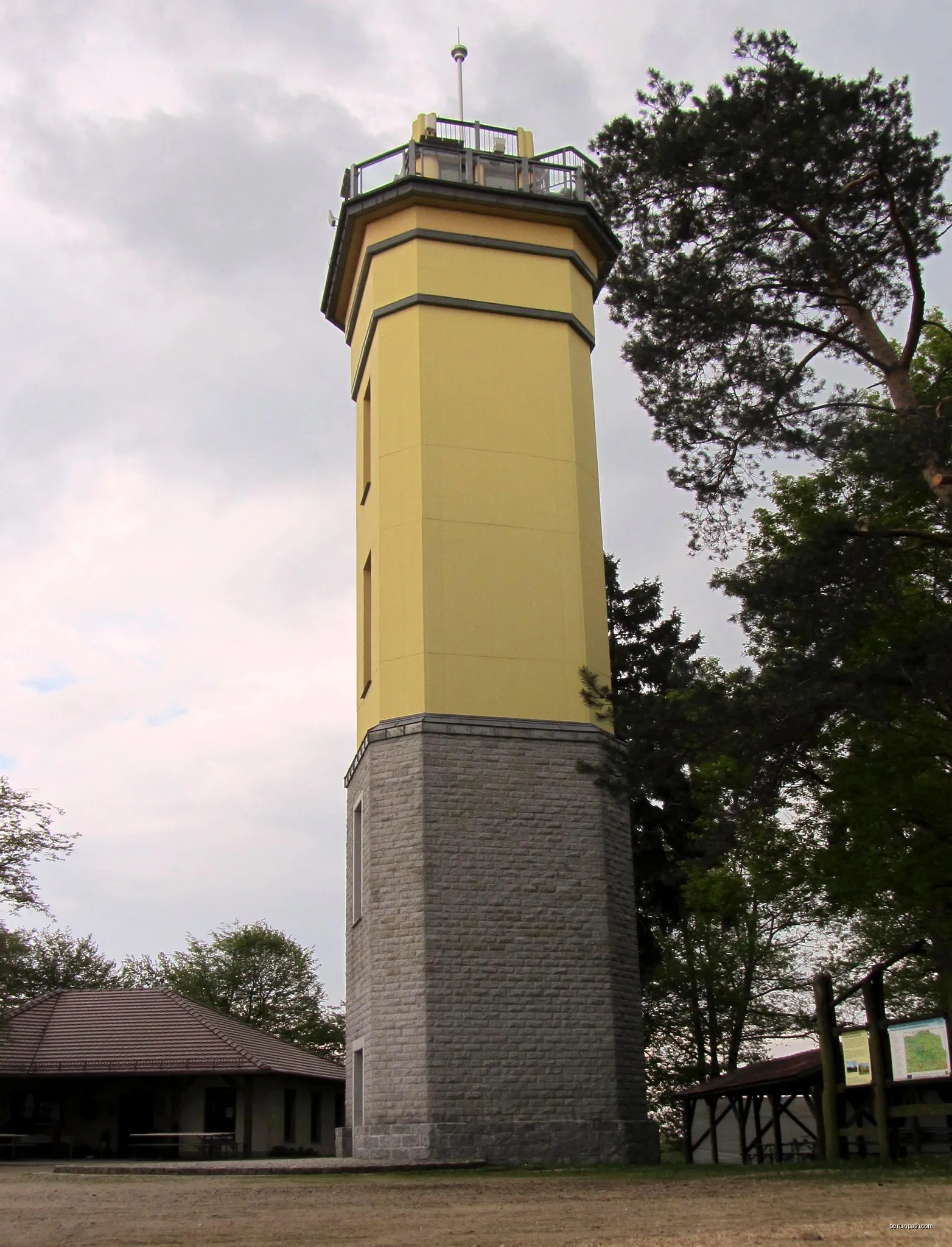 Aussichtsturm auf dem Monumentenberg bei Kollm | Autor: Radler59 | Licencja: CC BY-SA 3.0 | Źródło: Wikimedia Commons