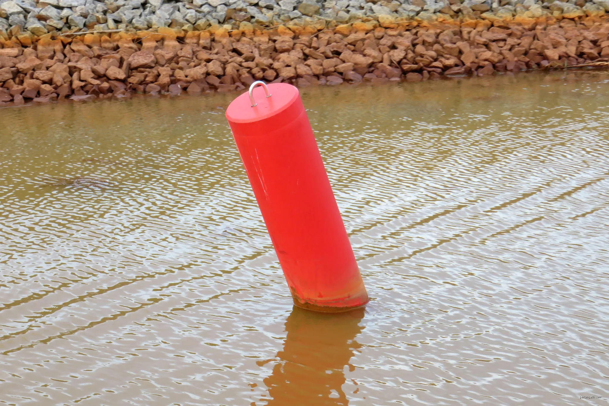 Lateral buoy in the Koschener Canal | Autor: Ein Dahmer | Licencja: CC BY-SA 4.0 | Źródło: Wikimedia Commons