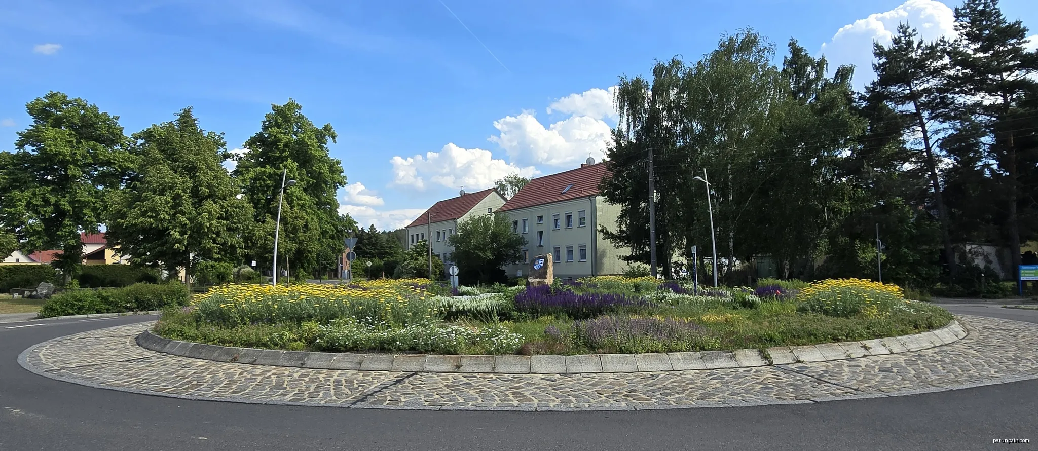 Kreisverkehr in Großkoschen | Autor: Z thomas | Licencja: CC BY 4.0 | Źródło: Wikimedia Commons