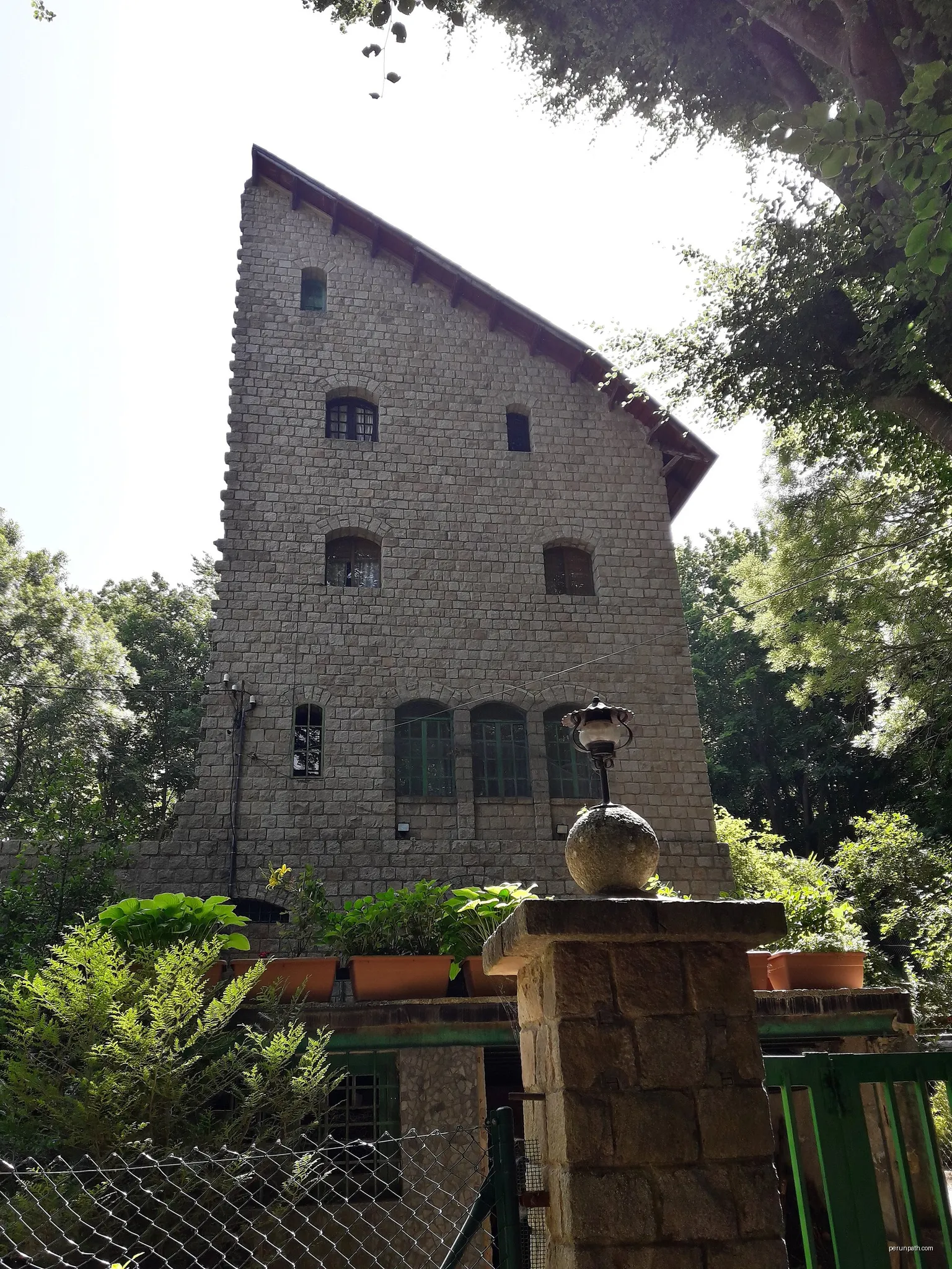 La Casa Partida - Santa Fe de Montseny | Autor: pere prlpz | Licencja: CC BY-SA 3.0 | Źródło: Wikimedia Commons