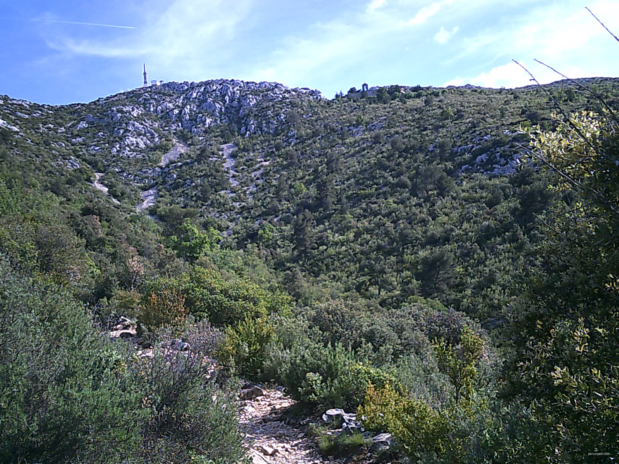 Début de la dernière partie du chemin , plus étroit, avec vue sur la Croix de Provence (946m) et le prieuré (901m). | Autor: Anthospace | Licencja: CC BY-SA 4.0 | Źródło: Wikimedia Commons