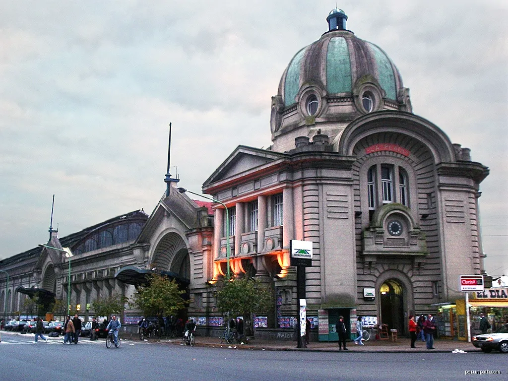 Estación del Ferrocarril Roca, La Plata, Provincia de Buenos Aires, Argentina. | Autor: minctwo from City Bell, La Plata, Argentina | Licencja: CC BY-SA 2.0 | Źródło: Wikimedia Commons