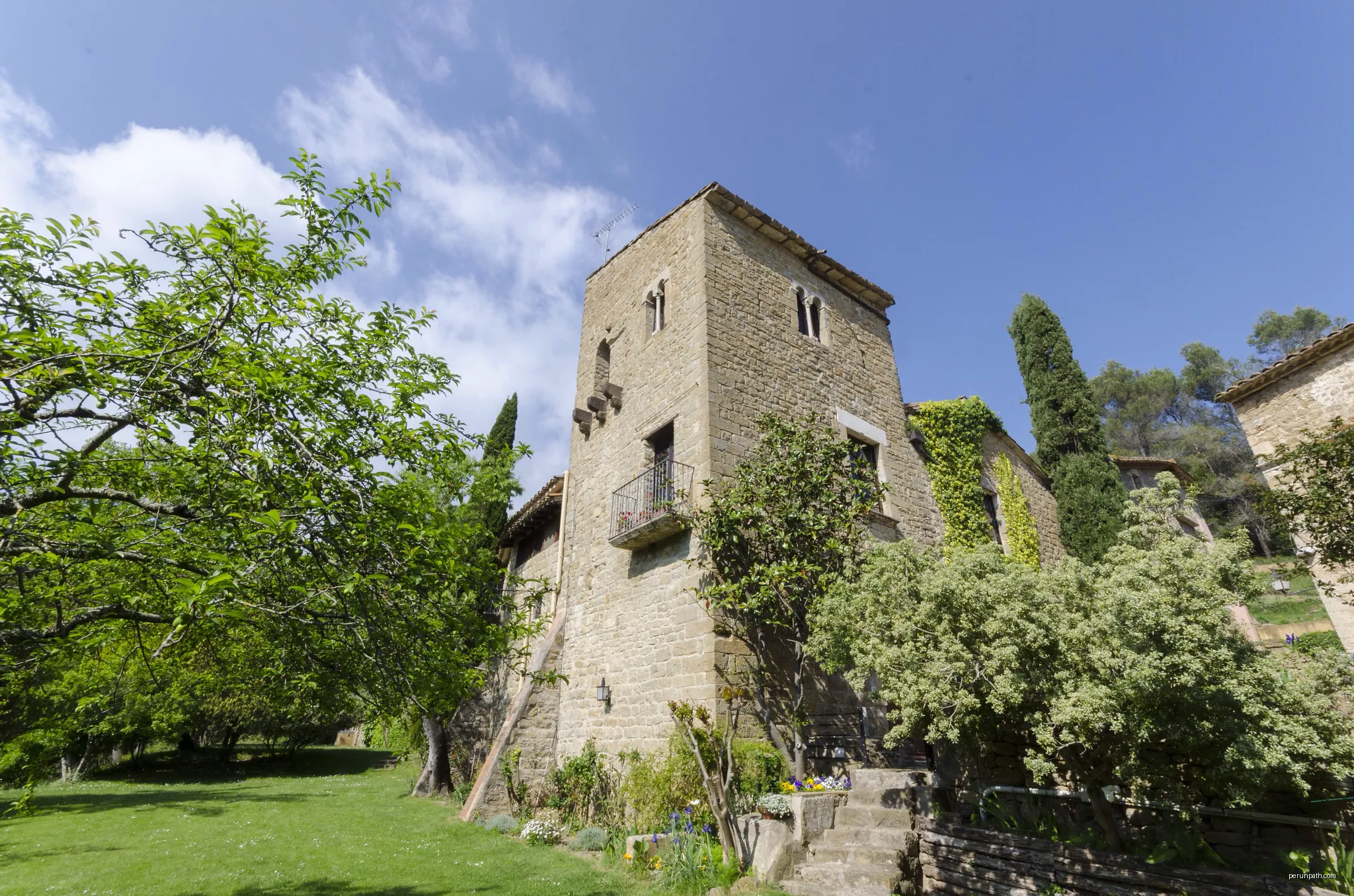 500px provided description: Hotel Rural Camós [#catalunya ,#castell ,#banyoles ,#camos ,#hotel rural] | Autor: Òscar Ferré | Licencja: CC BY 3.0 | Źródło: Wikimedia Commons