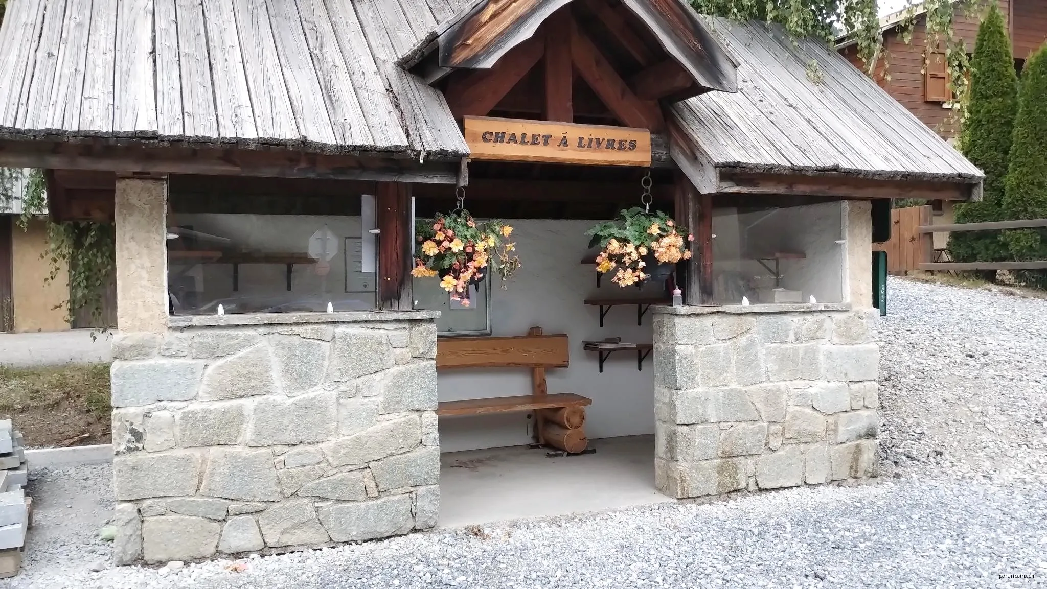 Chalet à livres à La Salle-les-Alpes. | Autor: Benoît V. | Licencja: CC BY-SA 4.0 | Źródło: Wikimedia Commons
