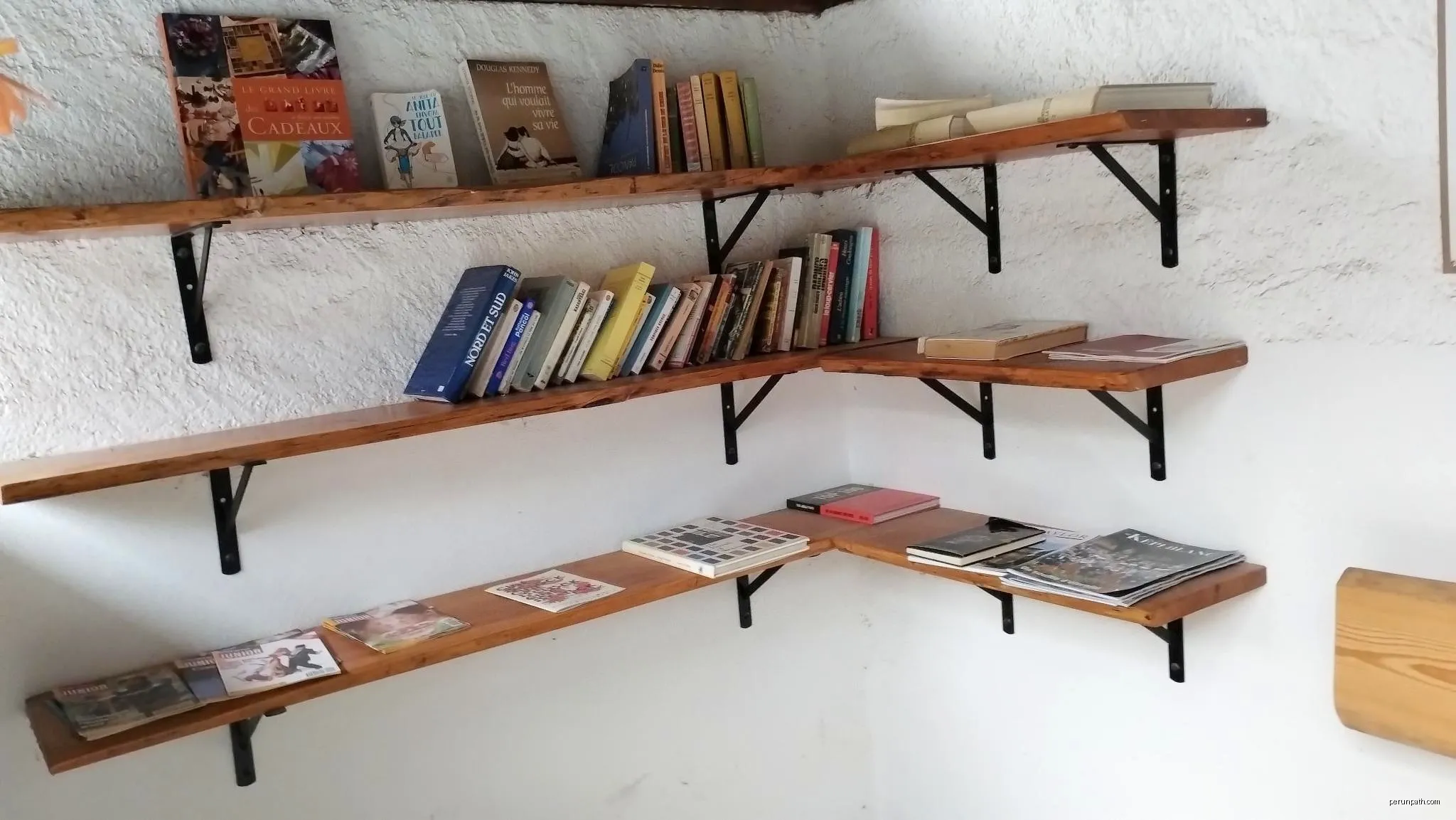 Partie des étagères du chalet à livres de la rue de la Guisane à La Salle-les-Alpes. | Autor: Benoît V. | Licencja: CC BY-SA 4.0 | Źródło: Wikimedia Commons