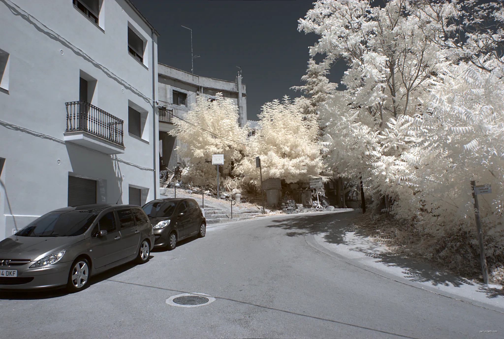 Rue des Mines, La Vajol (Haut-Ampurdan, Gérone, Catalogne, Espagne) photographiée avec un filtre infrarouge 720 nm. | Autor: Bertrand GRONDIN  → (Talk) | Licencja: CC BY-SA 3.0 | Źródło: Wikimedia Commons