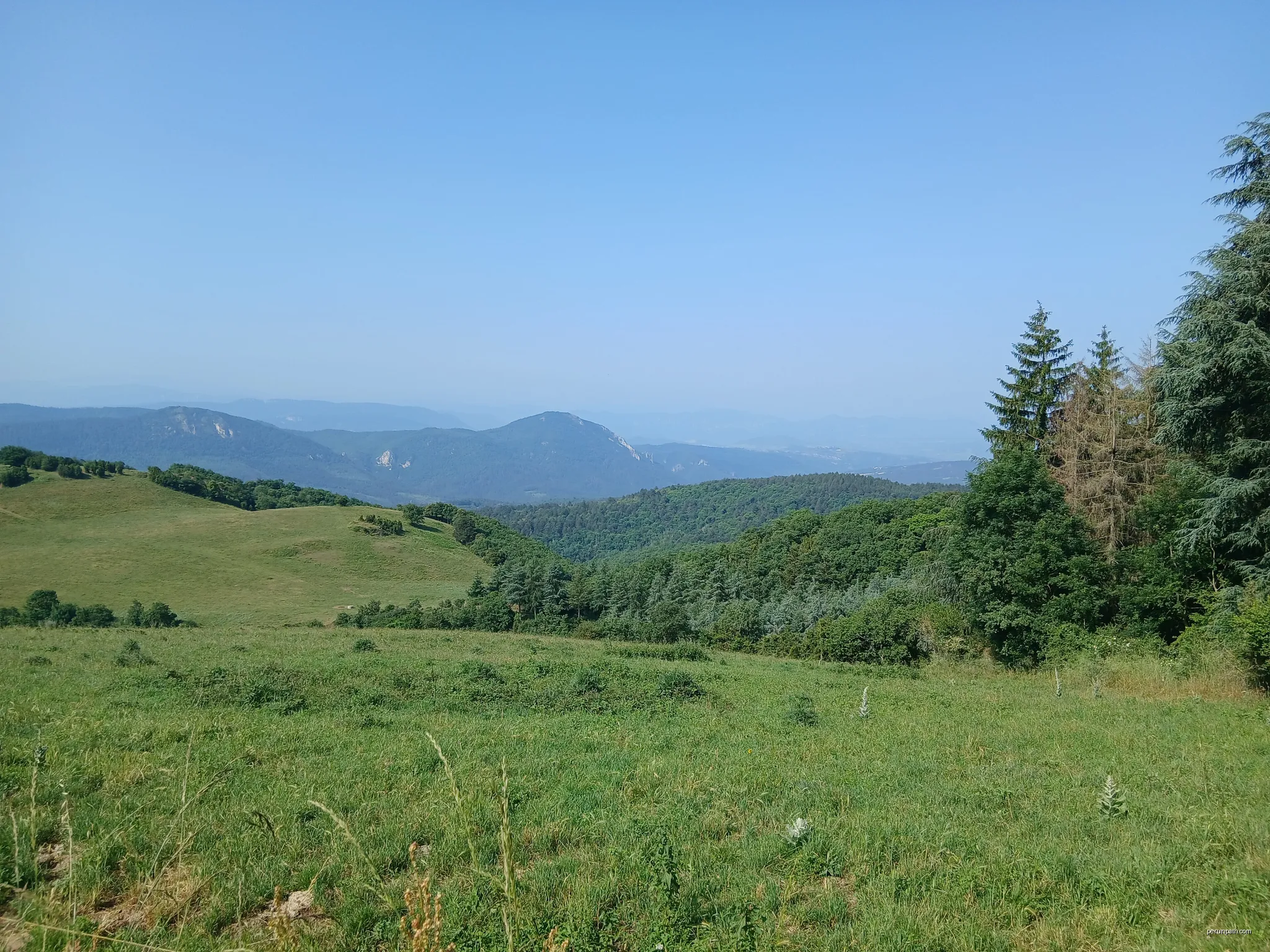La vue au Sud-Ouest juste avant le Col | Autor: Ournes924 | Licencja: CC BY-SA 4.0 | Źródło: Wikimedia Commons