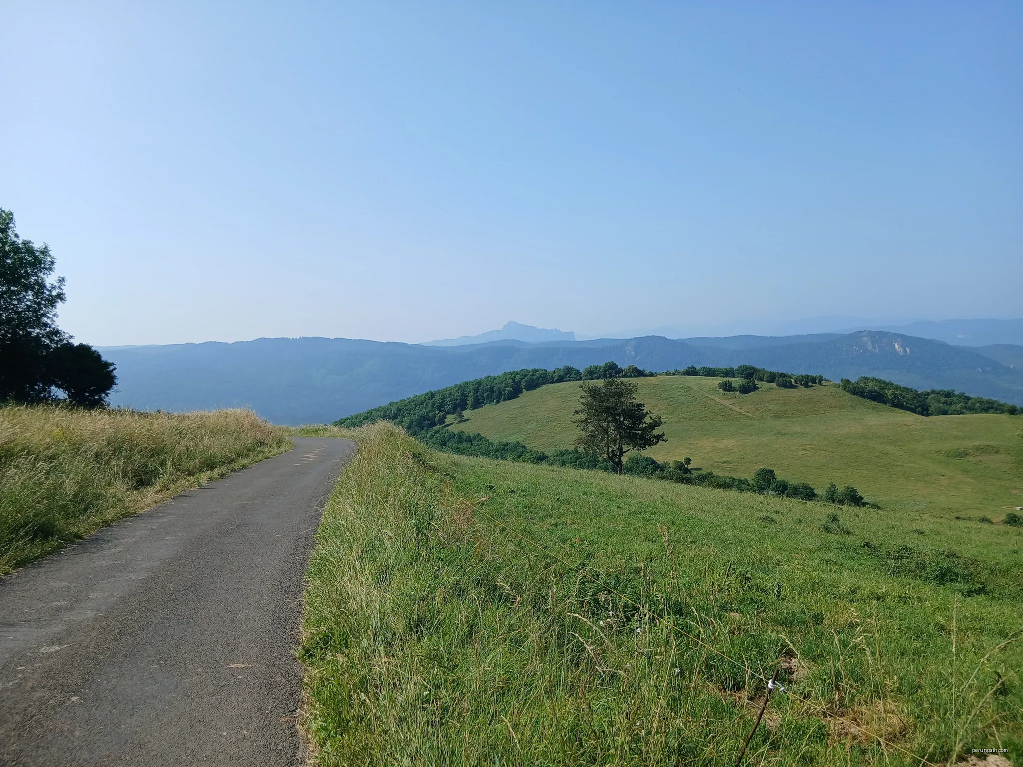 La vue au Sud quelques mètres avant le Col | Autor: Ournes924 | Licencja: CC BY-SA 4.0 | Źródło: Wikimedia Commons