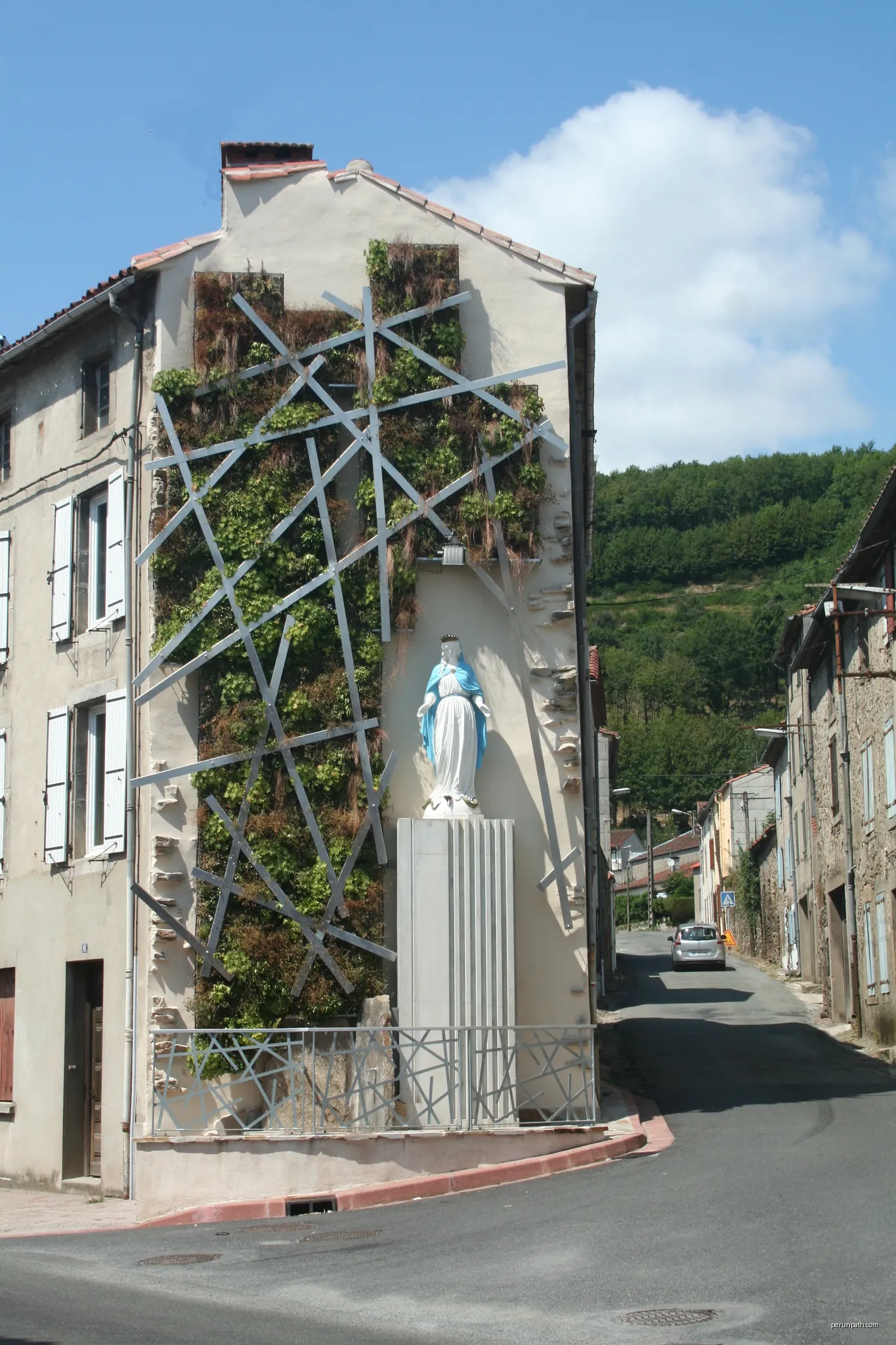 Labastide-Rouairoux (Tarn) - Vierge. | Autor: Fagairolles 34 | Licencja: CC BY-SA 4.0 | Źródło: Wikimedia Commons
