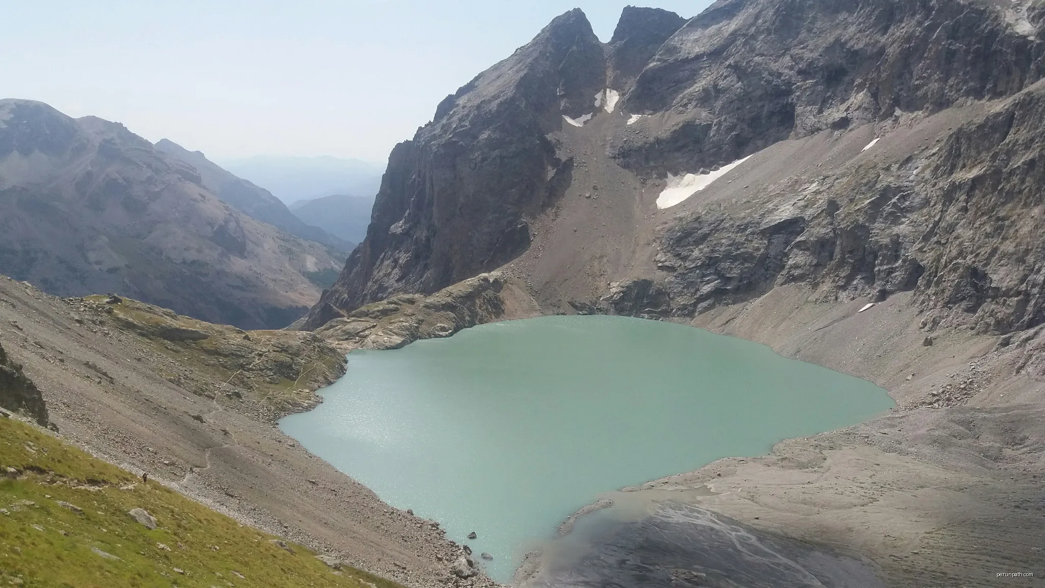 Le Lac de l'Eychauda vu depuis le Col des Grangettes. | Autor: Mathieu des Noes | Licencja: CC BY-SA 3.0 | Źródło: Wikimedia Commons