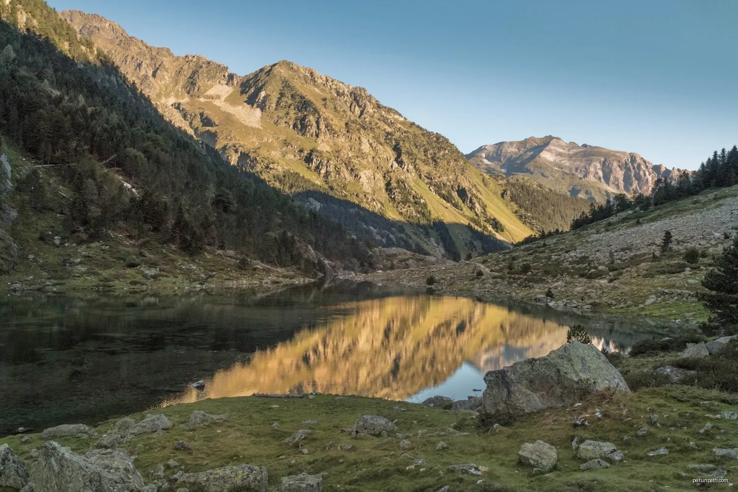Lac de Suyen et refuge de Larribet