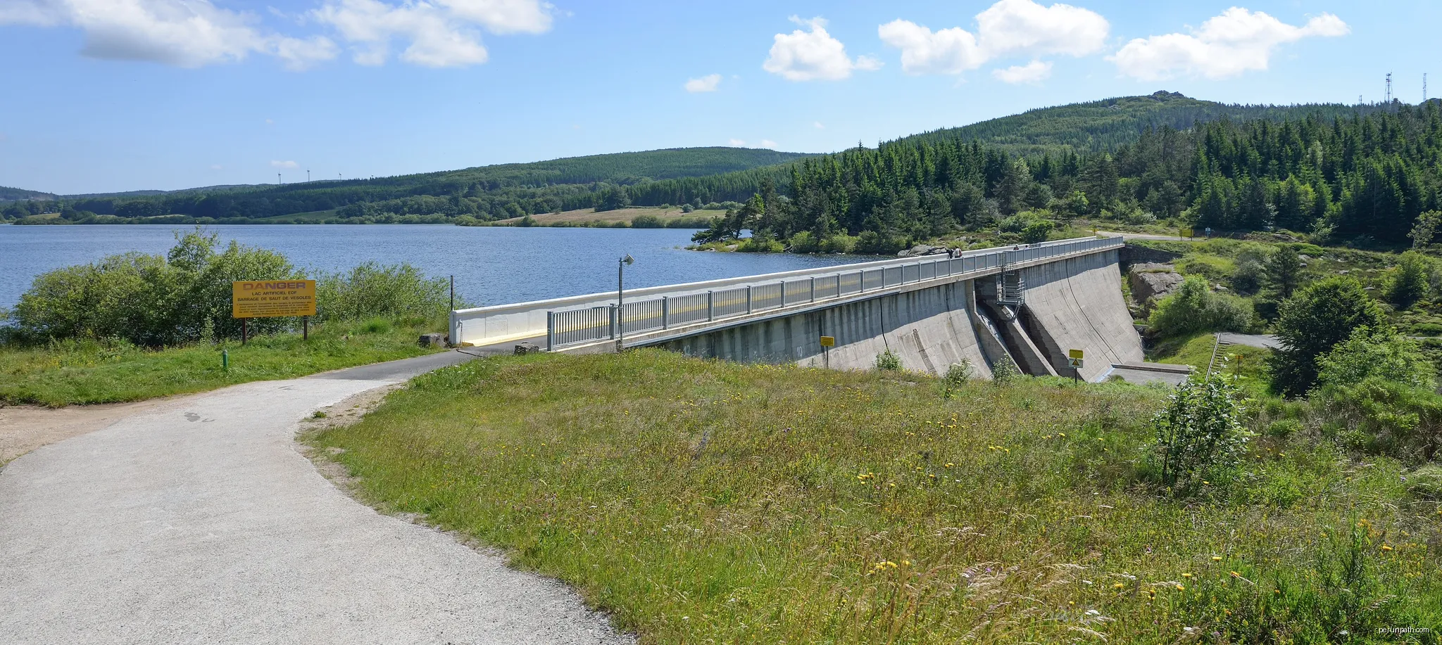 Saut de Vézoles Dam and Vézoles Lake. Fraisse-sur-Agout, Hérault, France. | Autor: Christian Ferrer | Licencja: CC BY-SA 3.0 | Źródło: Wikimedia Commons