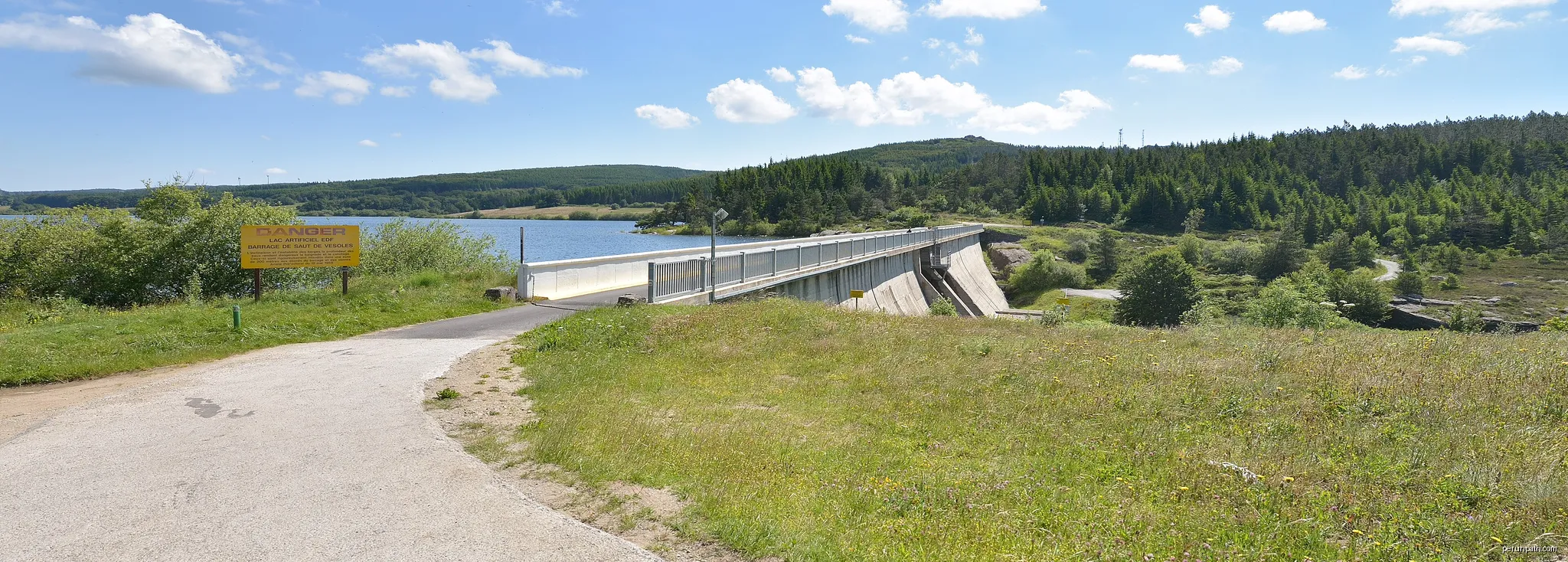 Saut de Vézoles Dam and Vézoles Lake. Fraisse-sur-Agout, Hérault, France. | Autor: Christian Ferrer | Licencja: CC BY-SA 3.0 | Źródło: Wikimedia Commons