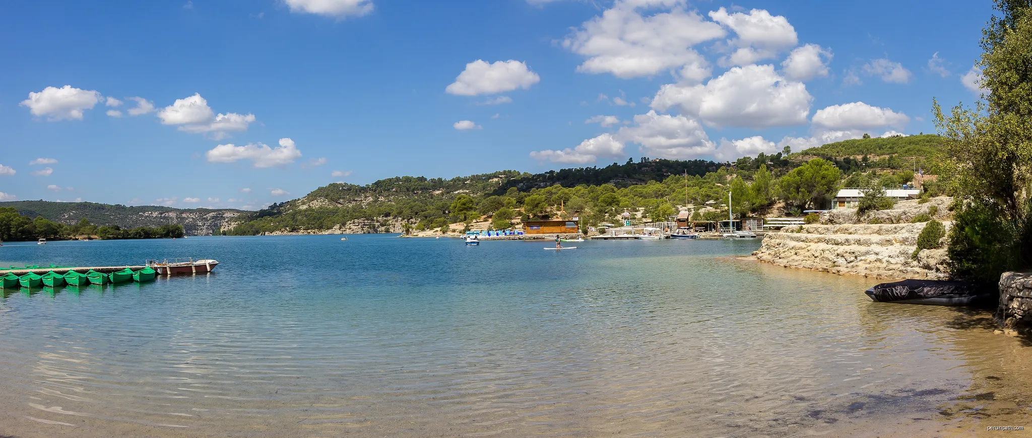 Lac d'Esparron, Esparron-de-Verdon | Autor: Raimond Spekking | Licencja: CC BY-SA 4.0 | Źródło: Wikimedia Commons