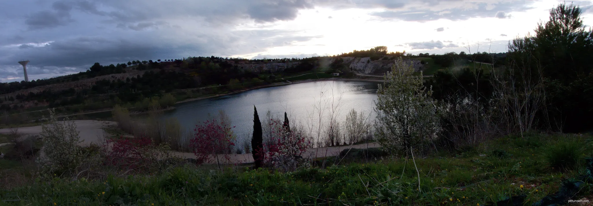 Un autre panorama du lac du Crés, pris le jour d'avant. | Autor: yves Tennevin from La Garde, France | Licencja: CC BY-SA 2.0 | Źródło: Wikimedia Commons