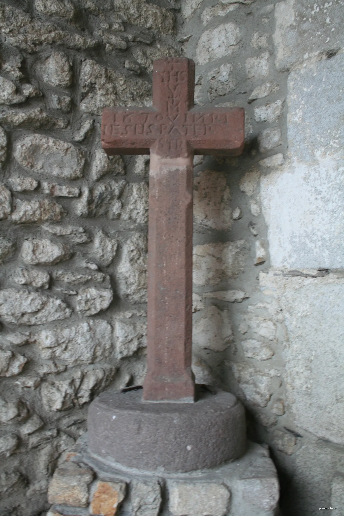 Lacaune (Tarn) - croix du cimetière de l'ancienne église Saint-Étienne de la Capelle. | Autor: Fagairolles 34 | Licencja: CC BY-SA 4.0 | Źródło: Wikimedia Commons