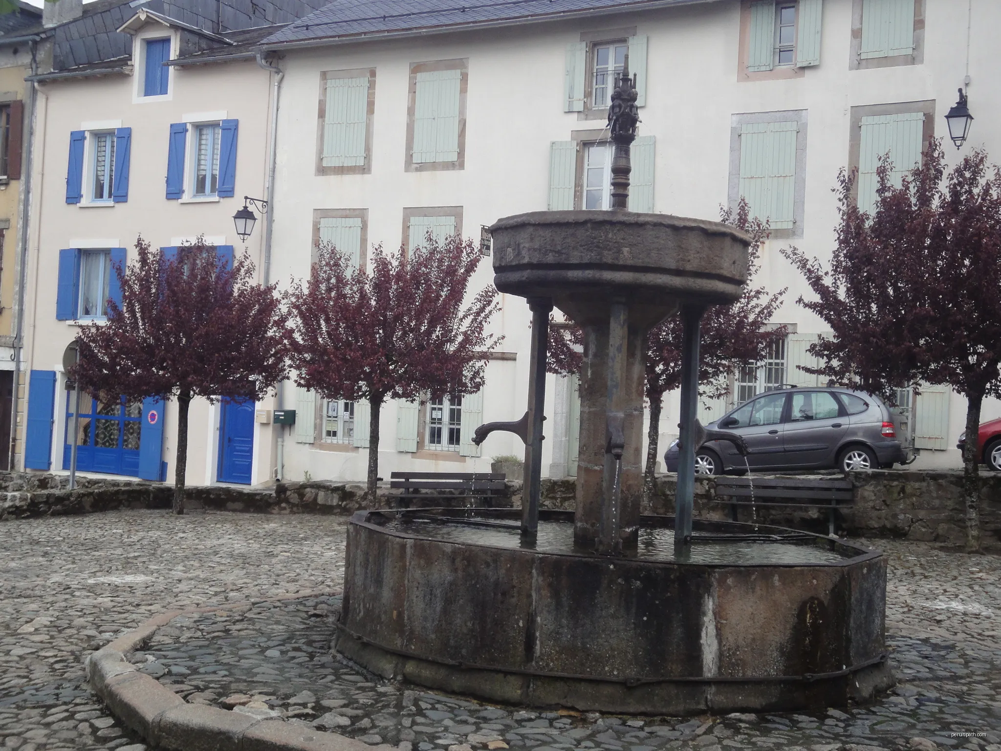 Lacaune (Tarn) - musée du vieux Lacaune (place du Griffoul) - ancienne maison consulaire - au premier plan, la fontaine des pisseurs. | Autor: Fagairolles 34 | Licencja: CC BY-SA 4.0 | Źródło: Wikimedia Commons