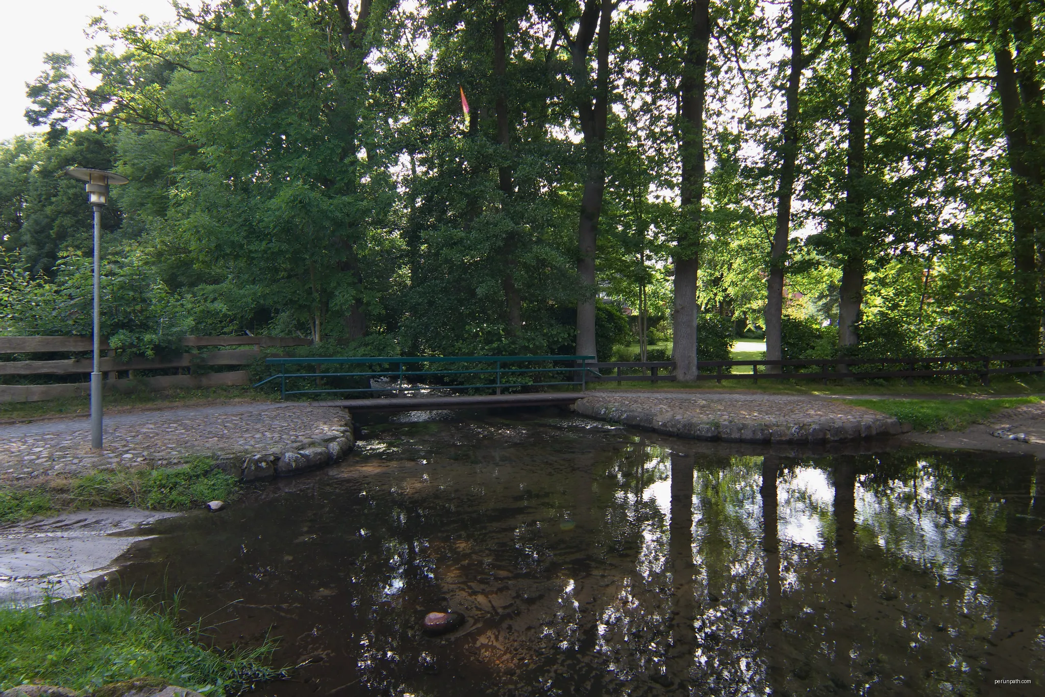 Die Furt über das Flüsschen Lachte liegt imitten des Dorfes Steinhorst in Niedersachsen, Deutschland | Autor: Losch | Licencja: CC BY-SA 4.0 | Źródło: Wikimedia Commons