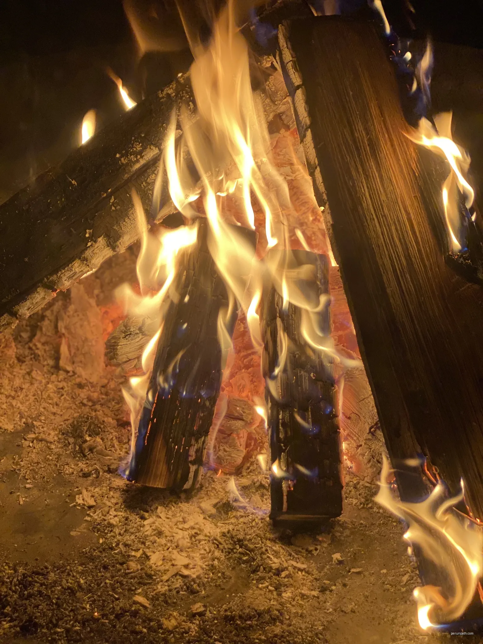 Kleines privates Lagerfeuer in Peickwitz | Autor: Meine Mutter (Erlaubnis liegt vor) | Licencja: CC BY-SA 4.0 | Źródło: Wikimedia Commons
