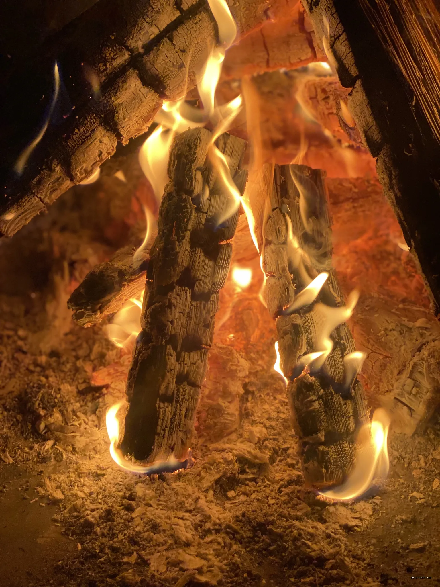 Kleines privates Lagerfeuer in Peickwitz | Autor: Meine Mutter (Erlaubnis liegt vor) | Licencja: CC BY-SA 4.0 | Źródło: Wikimedia Commons