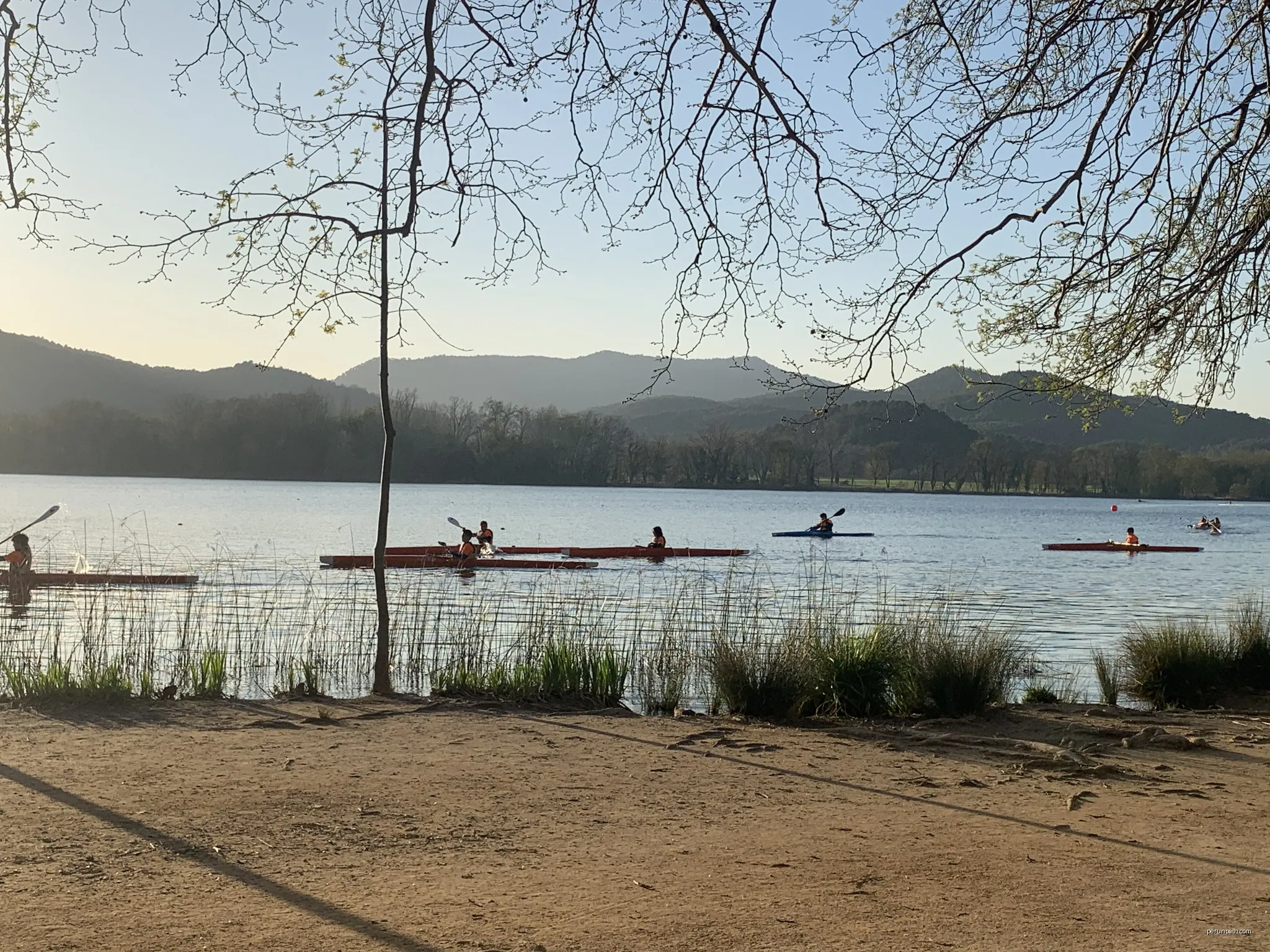 Lake of Banyoles | Autor: LUIS GUELL MASACHS | Licencja: CC BY-SA 4.0 | Źródło: Wikimedia Commons