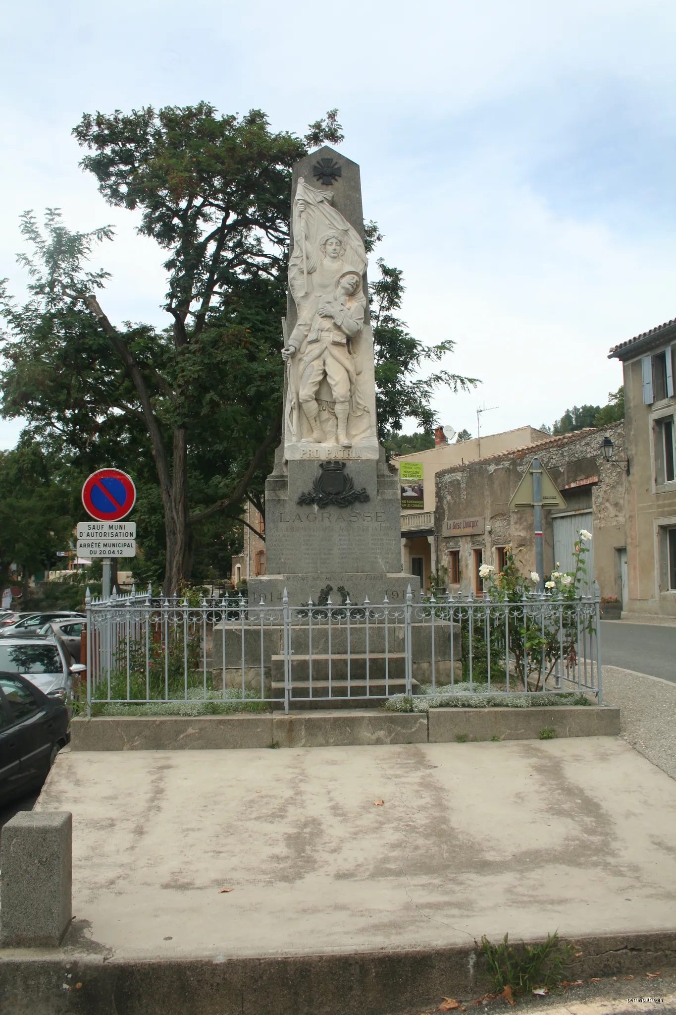 File:Lagrasse monument morts.JPG | Autor: Fagairolles 34 | Licencja: CC BY-SA 4.0 | Źródło: Wikimedia Commons