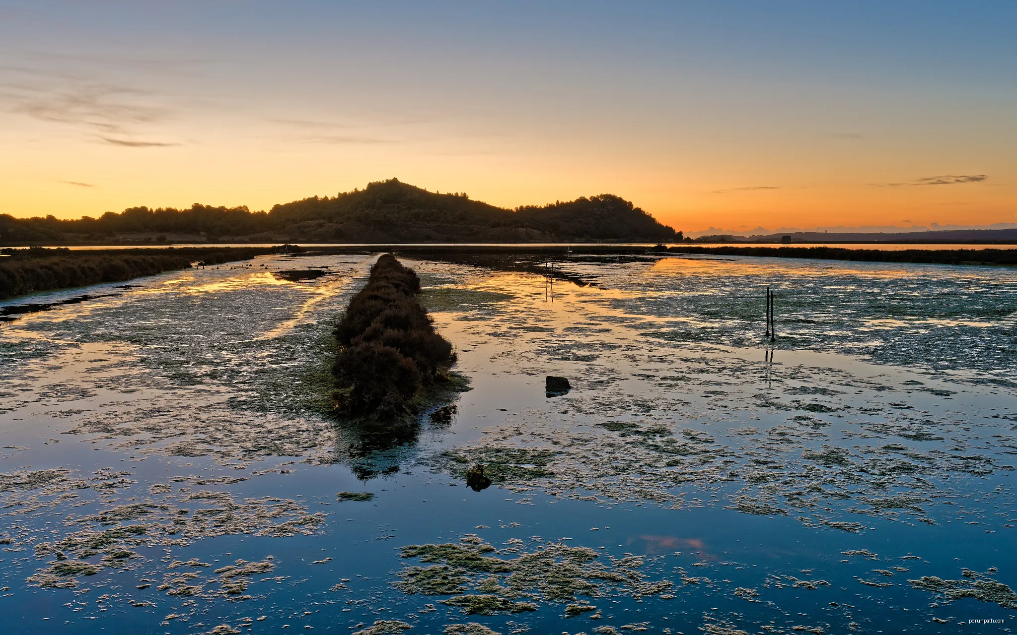 Sunrise in the former salt ponds of Peyriac-de-Mer, Aude, France | Autor: Christian Ferrer | Licencja: CC BY 4.0 | Źródło: Wikimedia Commons