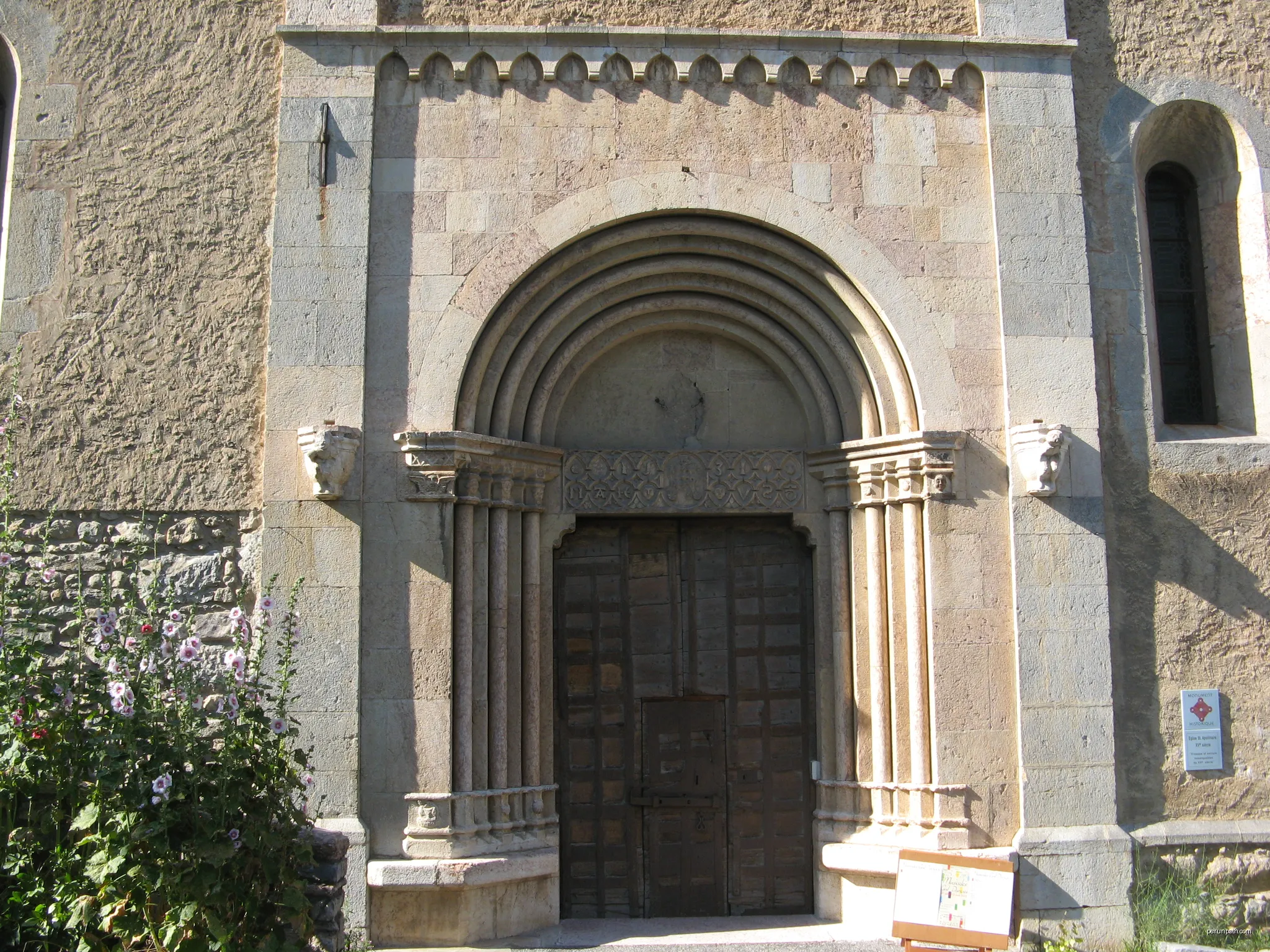 L'Argentière, église Saint-Apollinaire, porte sud | Autor: Robin Chubret | Licencja: CC BY-SA 4.0 | Źródło: Wikimedia Commons