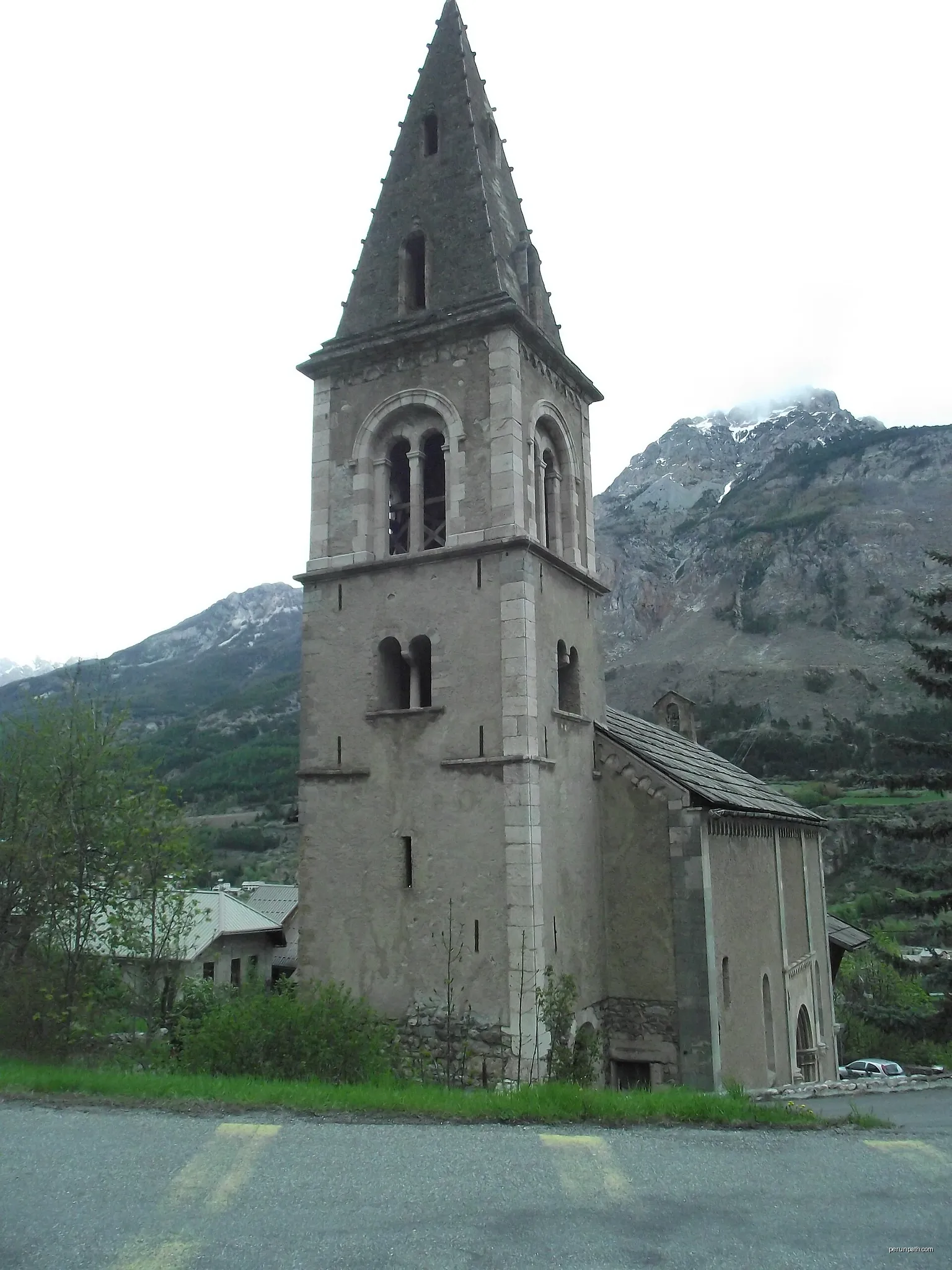 L'Argentiere-la-Bessee. Eglise St. Apollinaire | Autor: Silver | Licencja: CC BY 3.0 | Źródło: Wikimedia Commons