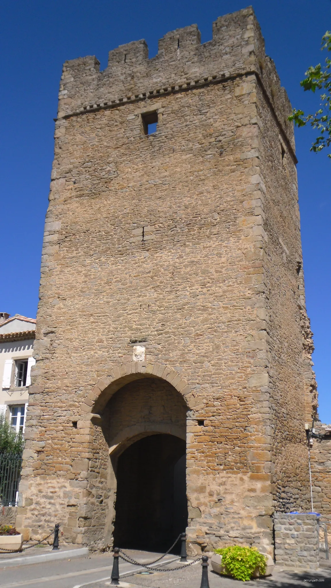 La tour du portail neuf à Laure-Minervois | Autor: ArnoLagrange | Licencja: CC BY-SA 3.0 | Źródło: Wikimedia Commons