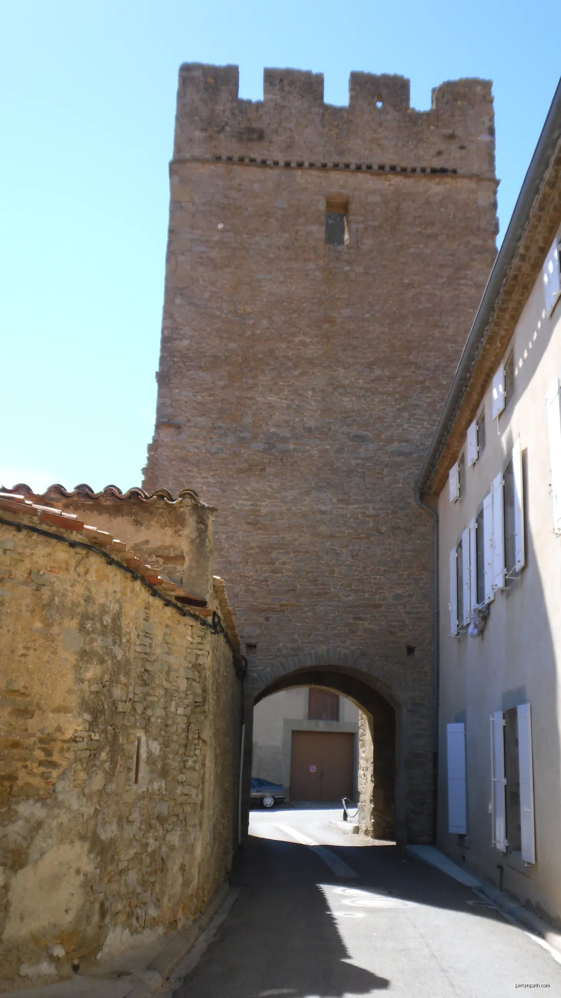 La tour du portail neuf à Laure-Minervois | Autor: ArnoLagrange | Licencja: CC BY-SA 3.0 | Źródło: Wikimedia Commons