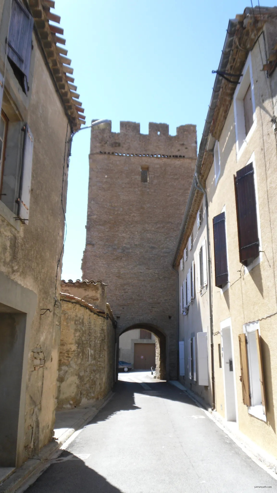 La tour du portail neuf à Laure-Minervois | Autor: ArnoLagrange | Licencja: CC BY-SA 3.0 | Źródło: Wikimedia Commons