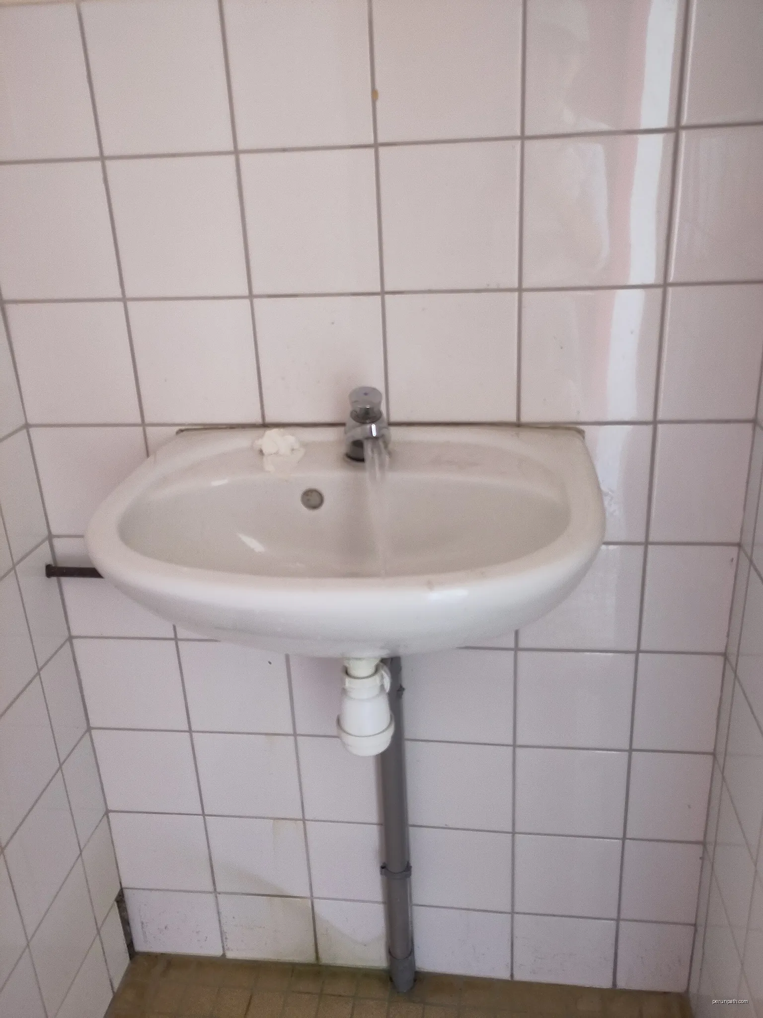 lavabo toilettes publiques Pradelles Cabardes | Autor: DDROMAGNY | Licencja: CC BY-SA 4.0 | Źródło: Wikimedia Commons