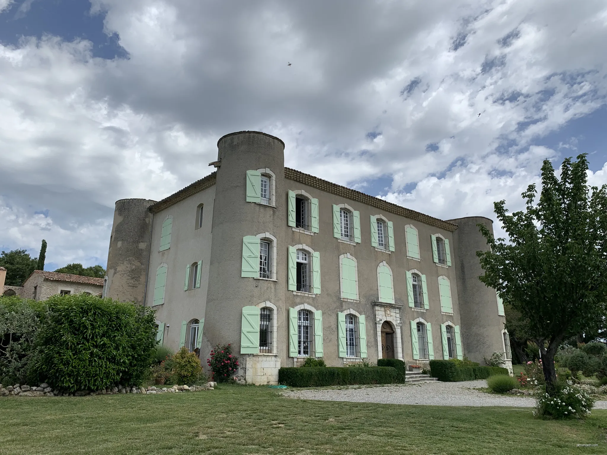 Le Château de Saint-Laurent-Du-Verdon, au matin | Autor: CataleyaOr | Licencja: CC BY-SA 4.0 | Źródło: Wikimedia Commons