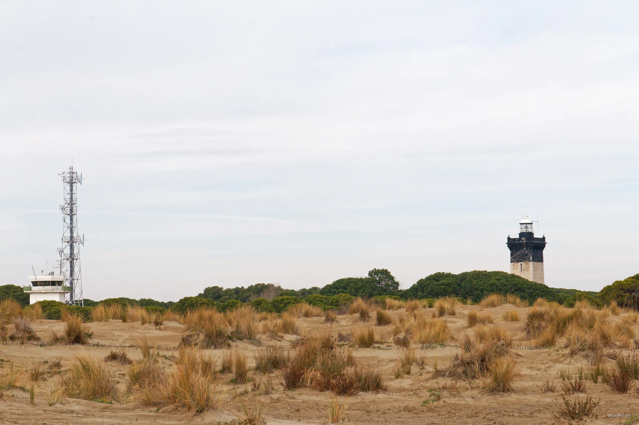 Semaphore and Lighthouse of Espiguette cape. | Autor: Daniel VILLAFRUELA. | Licencja: CC BY-SA 4.0 | Źródło: Wikimedia Commons