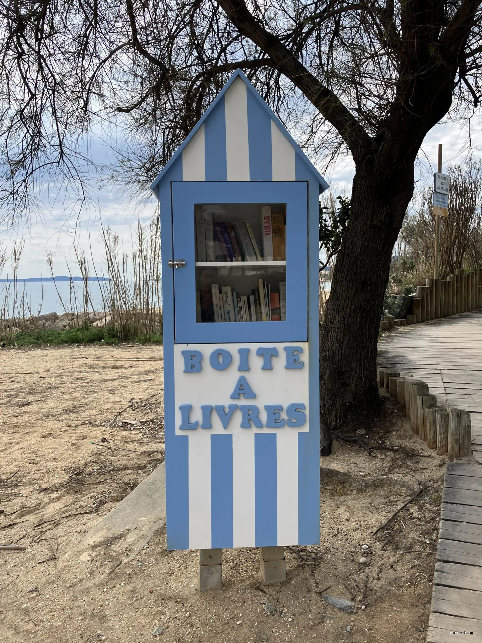Boîte à livres à Le Lavandou | Autor: prine | Licencja: CC BY-SA 4.0 | Źródło: Wikimedia Commons