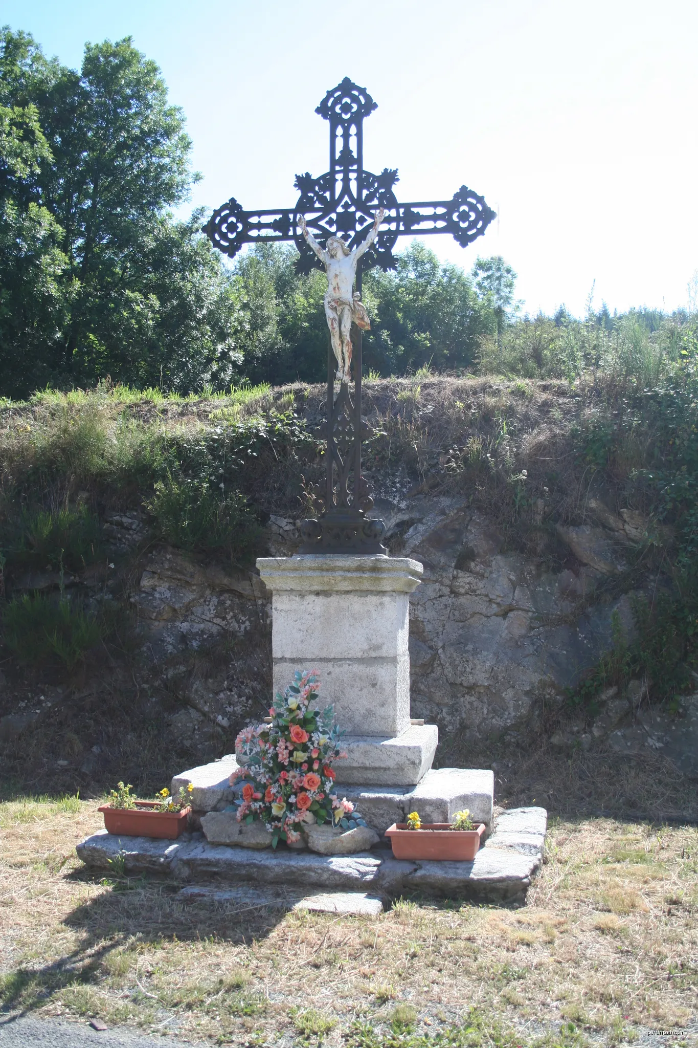 Le Margnès (Tarn) - croix. | Autor: Fagairolles 34 | Licencja: CC BY-SA 4.0 | Źródło: Wikimedia Commons