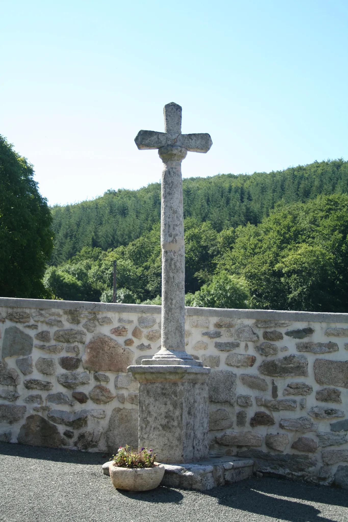 Le Margnès (Tarn) - croix. | Autor: Fagairolles 34 | Licencja: CC BY-SA 4.0 | Źródło: Wikimedia Commons