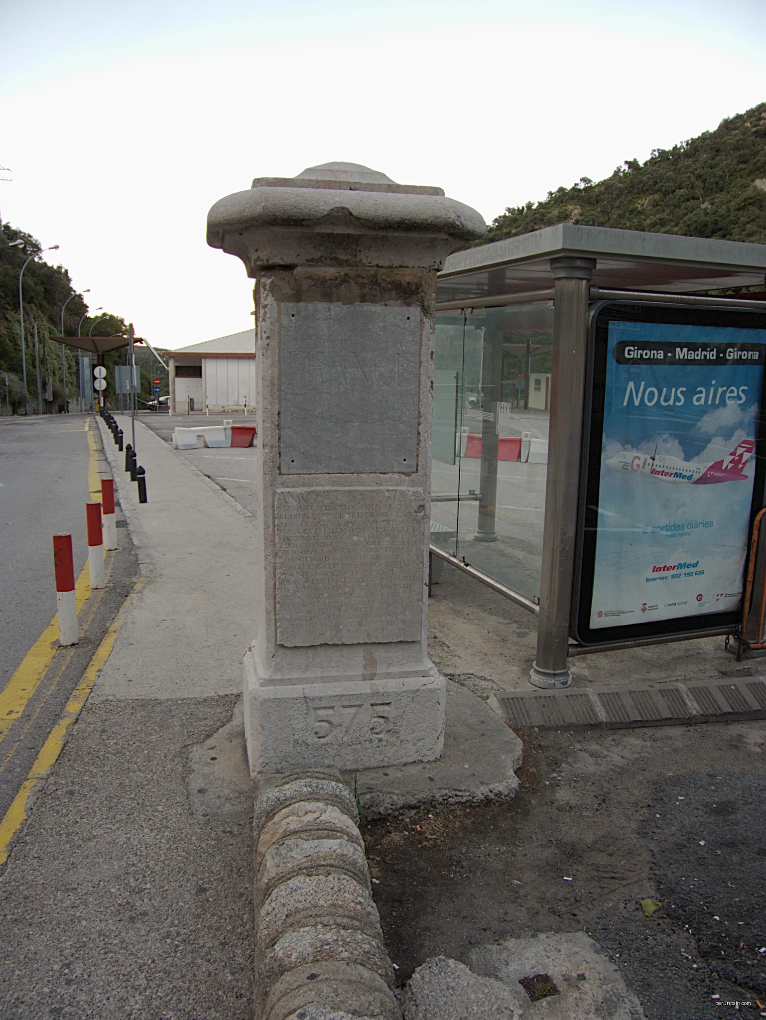 Pilier frontière n° 575, Le Perthus (Pyrénées-Orientales, Languedoc-Roussillon, France), La Jonquera (Haut-Ampurdan, Gérone, Catalogne, Espagne) | Autor: Bertrand GRONDIN  → (Talk) | Licencja: CC BY-SA 3.0 | Źródło: Wikimedia Commons