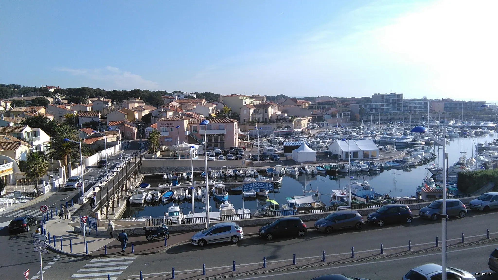 Le port de Sausset-les-Pins lors de l'oursinade | Autor: Crayon13960 | Licencja: CC BY-SA 4.0 | Źródło: Wikimedia Commons