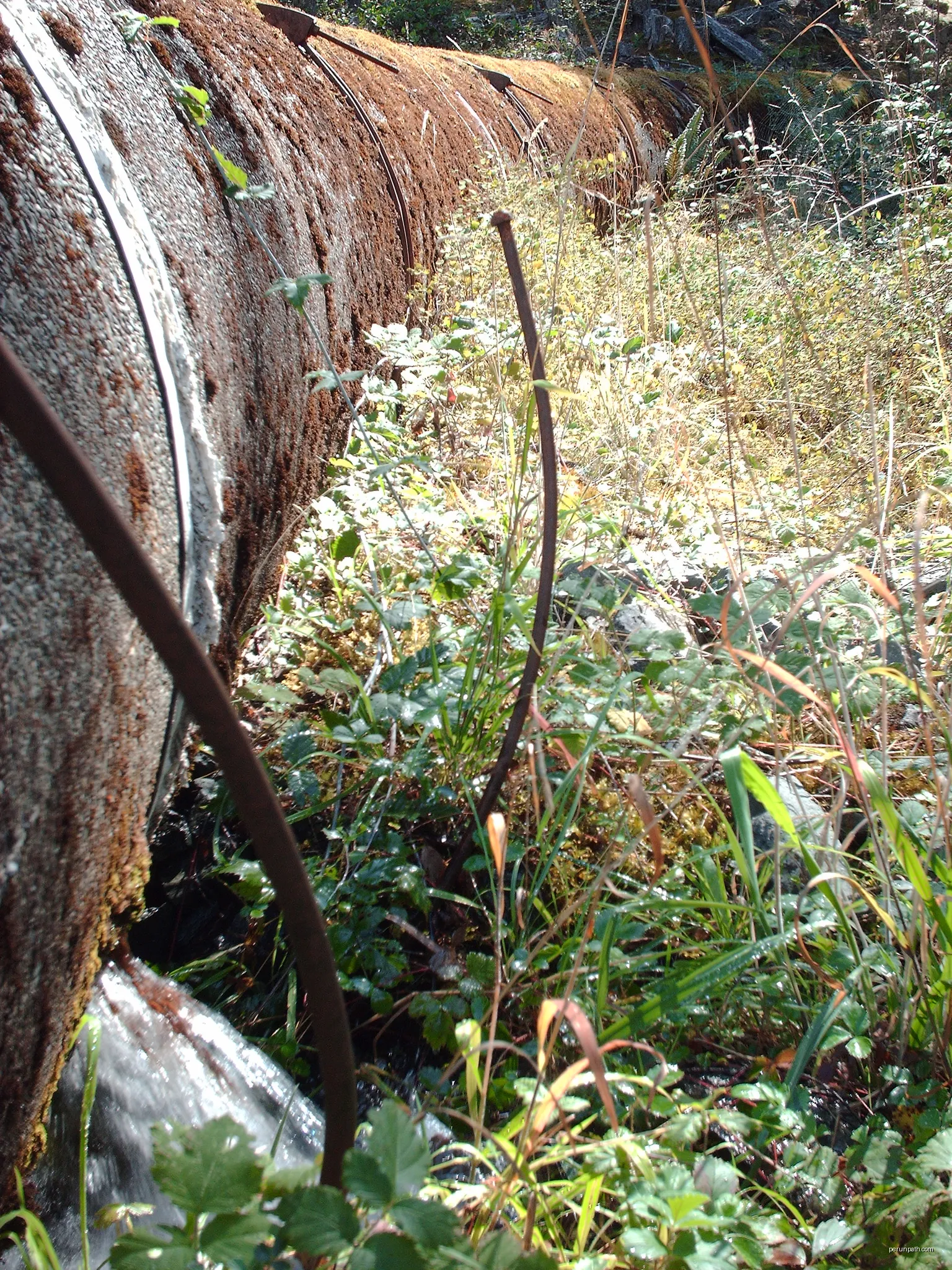 Evidence of leaking on the pipeline. | Autor: Own work | Licencja: Public domain | Źródło: Wikimedia Commons